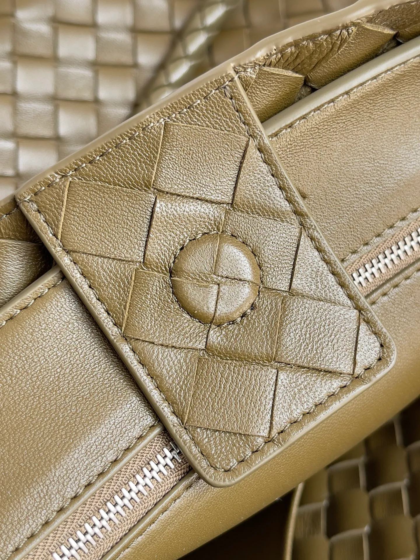 Batch 3760 Recently, the same style of bag that celebrities love is both high-end and practical. Michelle Yeoh, Kim Namjoon, Jing Boran, Tong Liya, Sun Qian, Wu Qianyu, Du Juan, Ma Yili and Bai Baihe are all carrying Bottega Veneta summer series Andiamo handbags. Andiamo has a simple structure and rounded lines. The whole piece is made of Nappa leather. It is comfortable, soft and dynamic. It adds interest to daily life and can be easily matched with various styles. Andiamo handbags are available in three sizes: small, medium and large. There are many colors to choose from, which can meet different needs. You can really carry it whether it is daily or attending events. Style number: 743575 Size: 45*22*34 including handle height 44cm